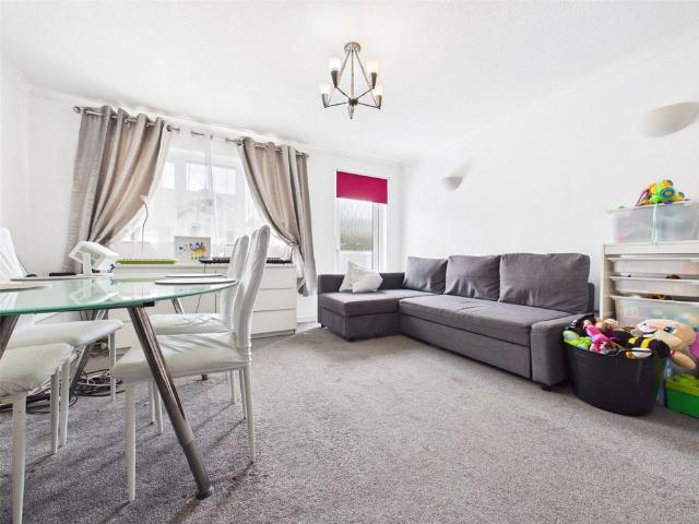 Apartment for rent in Lower Halliford, Surrey