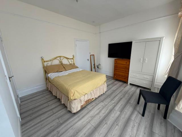Apartment for rent in Brondesbury, Greater London