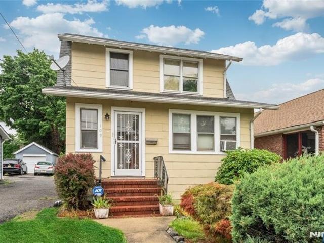 House for sale in Bergenfield, New Jersey