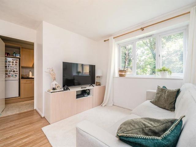 Apartment for rent in Charlton, Greater London