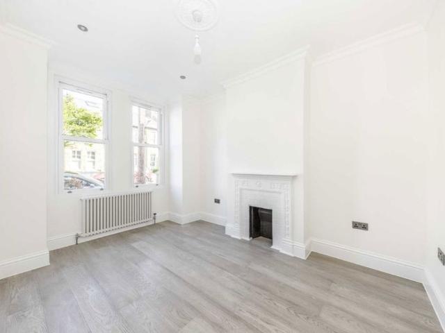 House for rent in Summerstown, Greater London