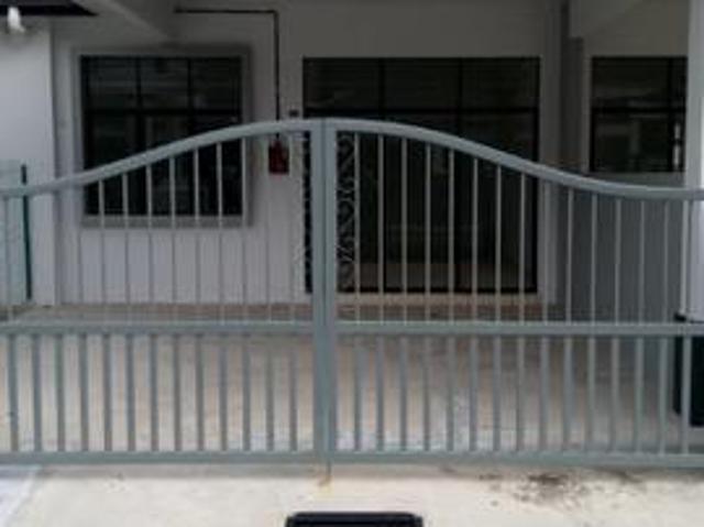 Terraced House for sale in Malaka