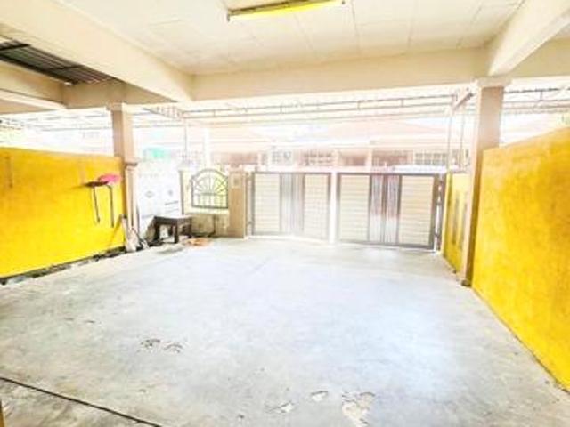 Terraced House for sale in Malaka