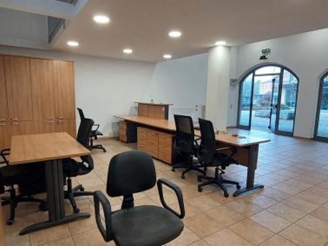 Locale Commerciale in affitto a Besana In Brianza, Lombardia