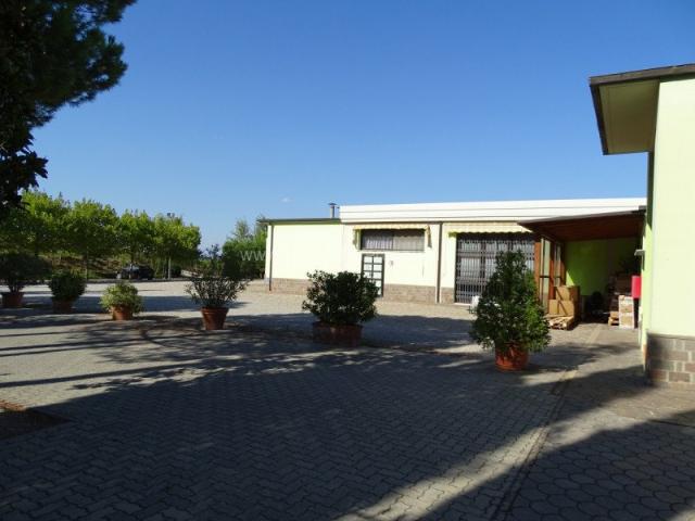 Locale Commerciale in vendita a Bettolle, Sinalunga