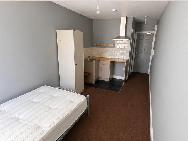 Room for rent in Flower Estate, Firth Park