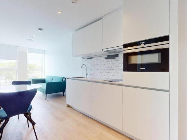 Apartment for rent in London Borough of Merton, Raynes Park