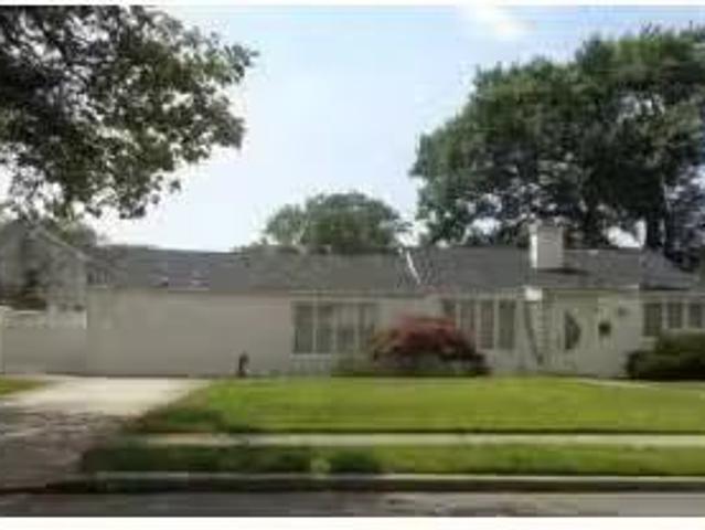 House for sale in Hicksville