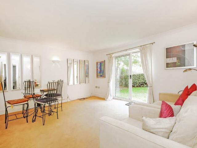 Apartment for rent in London Borough of Merton, Collier's Wood