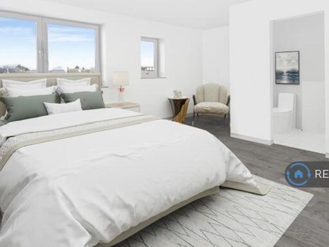 Apartment for rent in Little Common, Heathlands