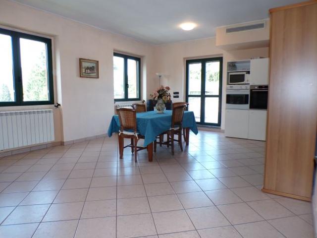 Appartamento in vendita a Biandronno, Lombardia