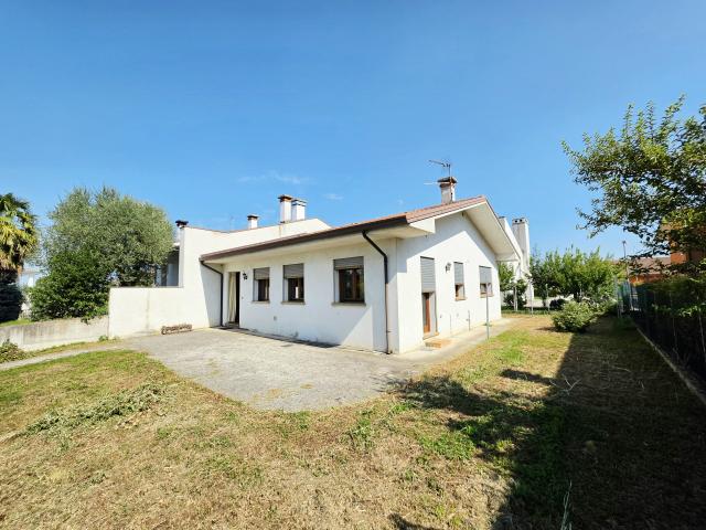 Villa Indipendente in affitto a Villa Estense, Veneto