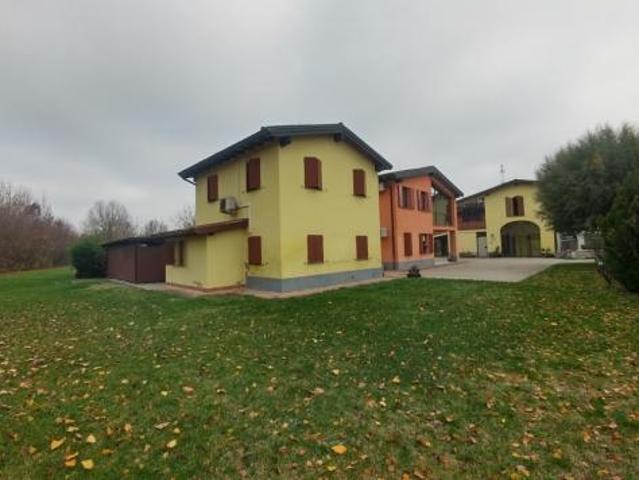 Pentalocale in vendita a Modena