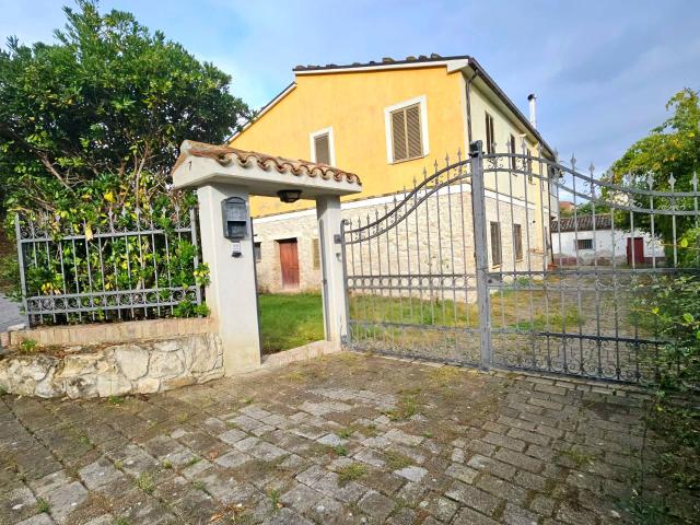 Villa Indipendente in vendita a Teramo, Abruzzo