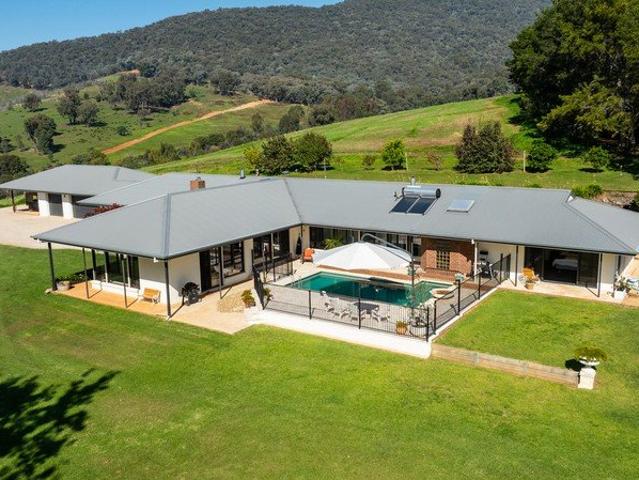 Cottage for sale in Kergunyah, Victoria