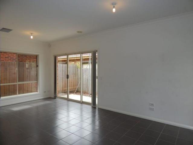 Townhouse for rent in Ruthven, Melbourne