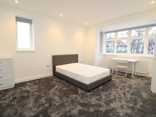 Room for rent in Bush Hill Park, Greater London