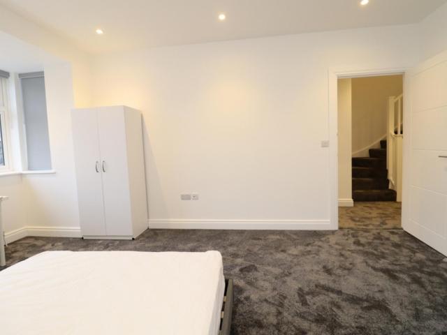 Room for rent in Bush Hill Park, Greater London
