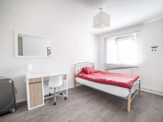 Room for rent in Poplar Grove, Greater London