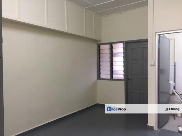 Shop for rent in Kuala Lumpur, Country Heights Damansara