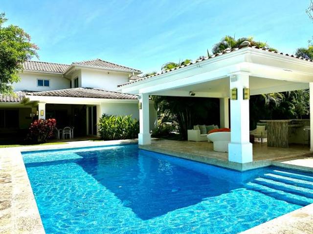 BIJAO ELEGANTE VILLA CON PISCINA