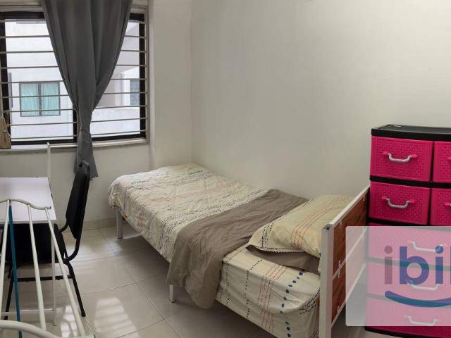 Room for rent in Petaling, Alam Impian