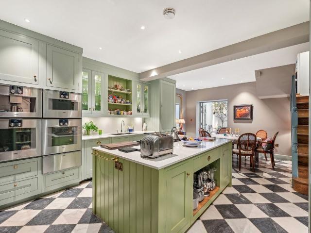 House for rent in Lot's Village, Greater London