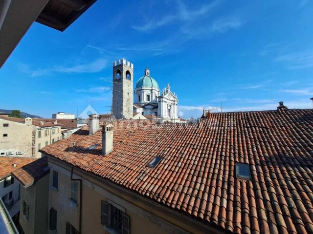 Appartamento in affitto a Zona Centro, Brescia