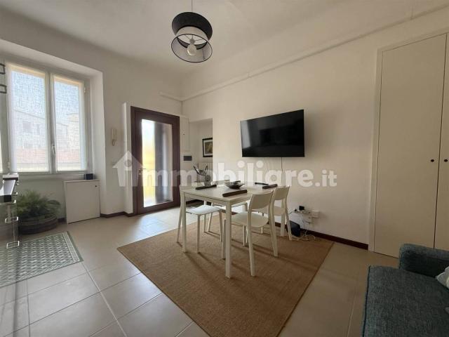 Appartamento in affitto a Angera, Lombardia