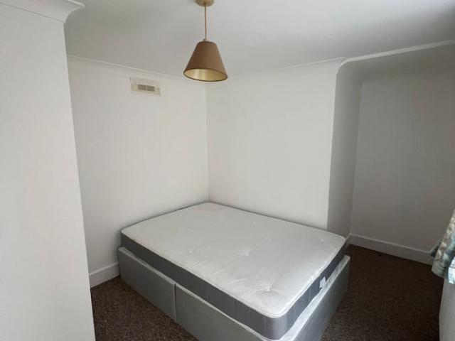Apartment for rent in Newbury Park, Greater London