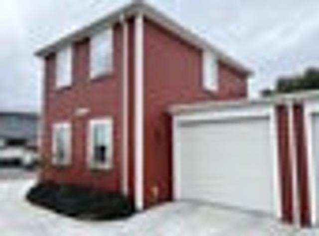 Townhouse for rent in Chaslands, Canterbury