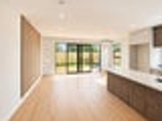 Townhouse for rent in Chaslands, Canterbury