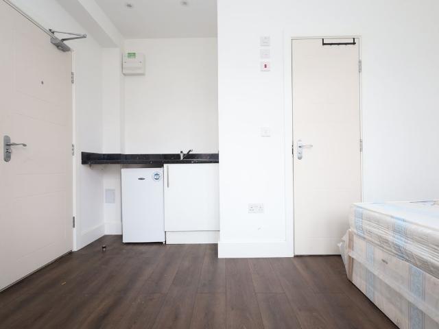 Studio for rent in Gould's Green, Greater London