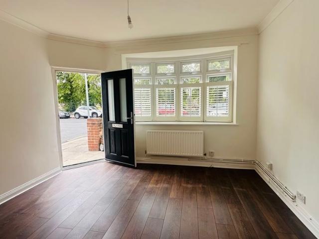 Apartment for rent in Summerstown, Greater London