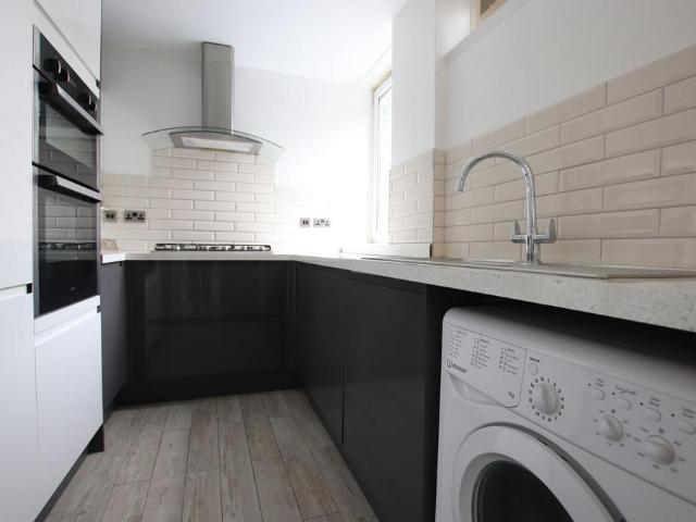 Apartment for rent in Summerstown, Greater London