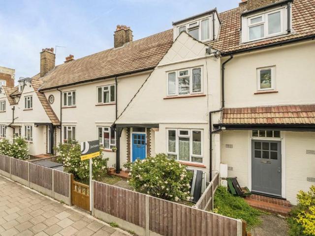 Apartment for rent in Summerstown, Greater London