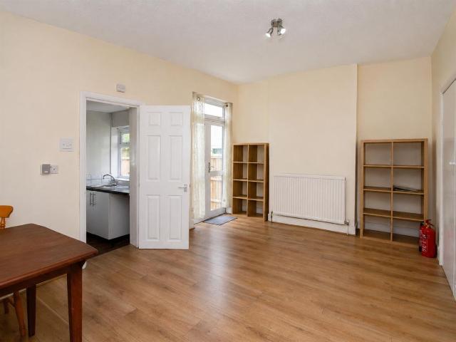 Apartment for rent in Summerstown, Greater London