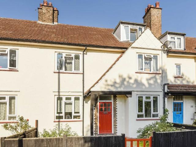 Apartment for rent in Summerstown, Greater London