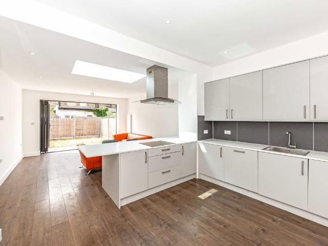 Apartment for rent in Summerstown, Greater London