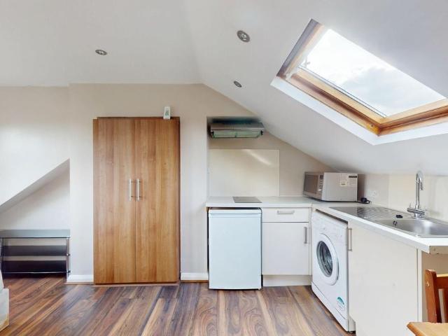 Studio for rent in Brownswood Park, Stoke Newington