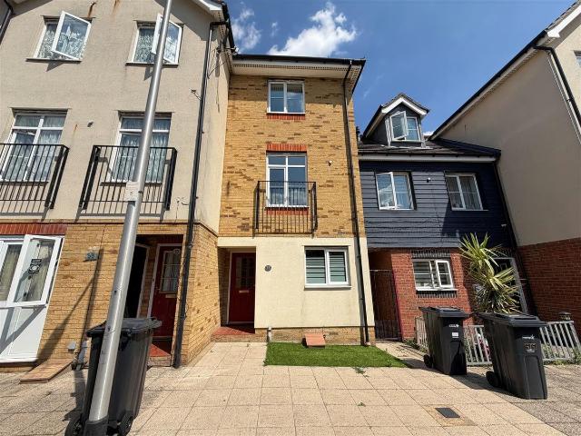 Apartment for rent in Loxford, Greater London