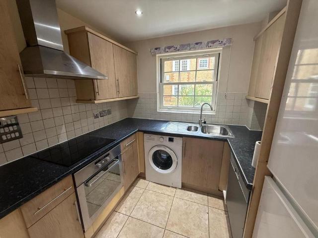 Apartment for rent in Oakwood, Greater London