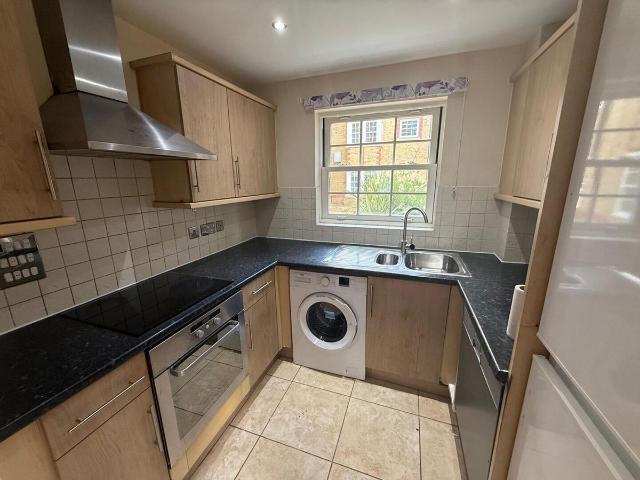 Apartment for rent in Oakwood, Greater London