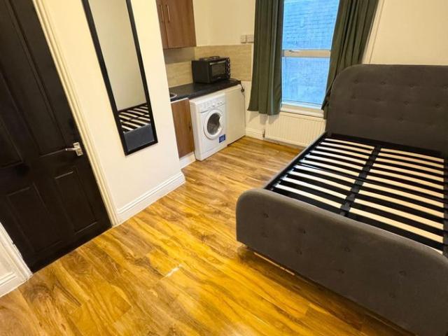 Studio for rent in North Kensington, Greater London