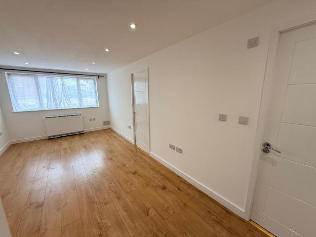 Apartment for rent in Woodhall Farm, Pouchen End