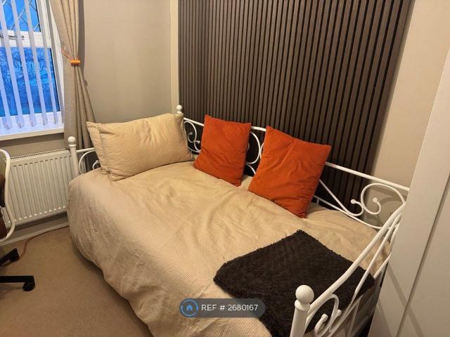 Room for rent in Falcon Lodge, Wales