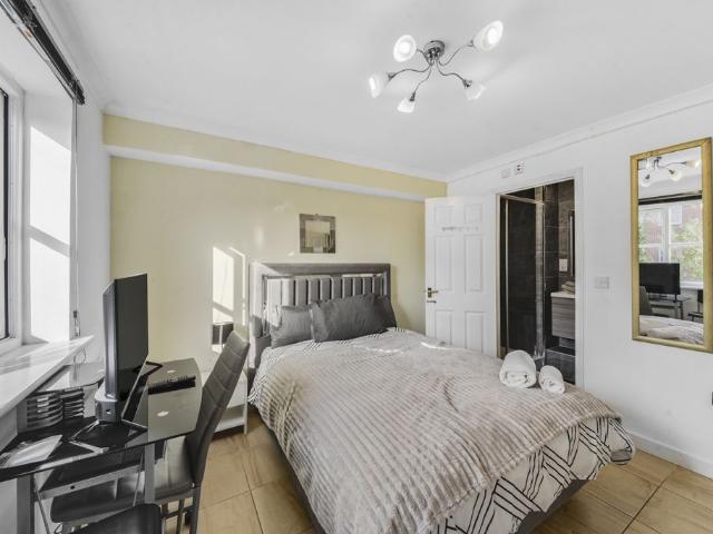 Apartment for rent in Mill Meads, Greater London