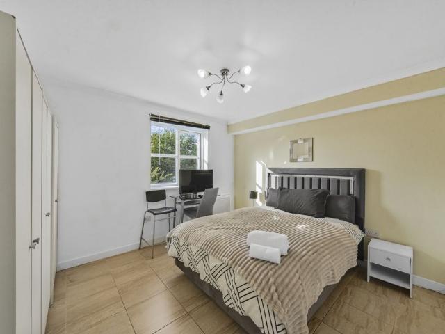 Apartment for rent in Mill Meads, Greater London