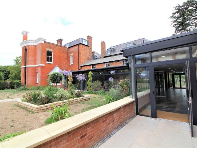 Apartment for rent in Ridge, Hertfordshire