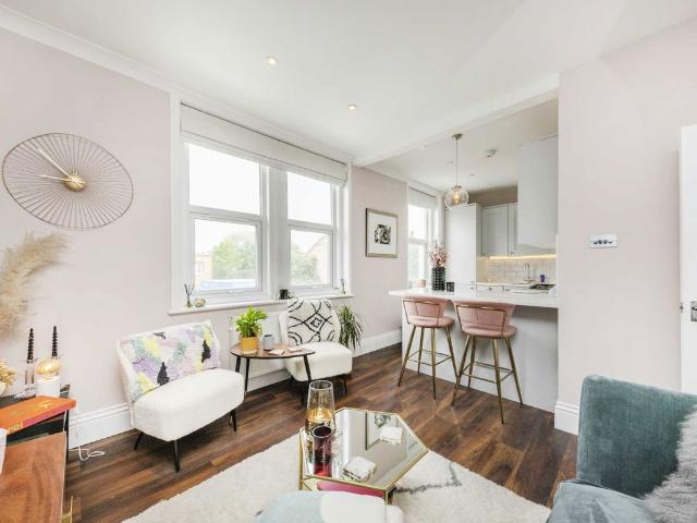Apartment for rent in Furzedown, Greater London